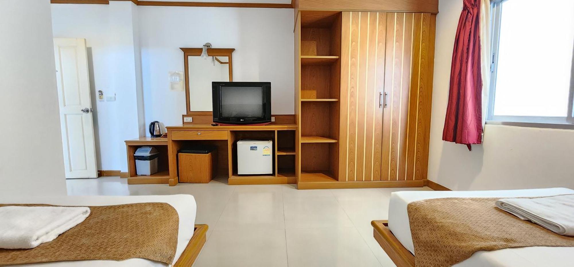 Eden Park Hotel Patong Buitenkant foto