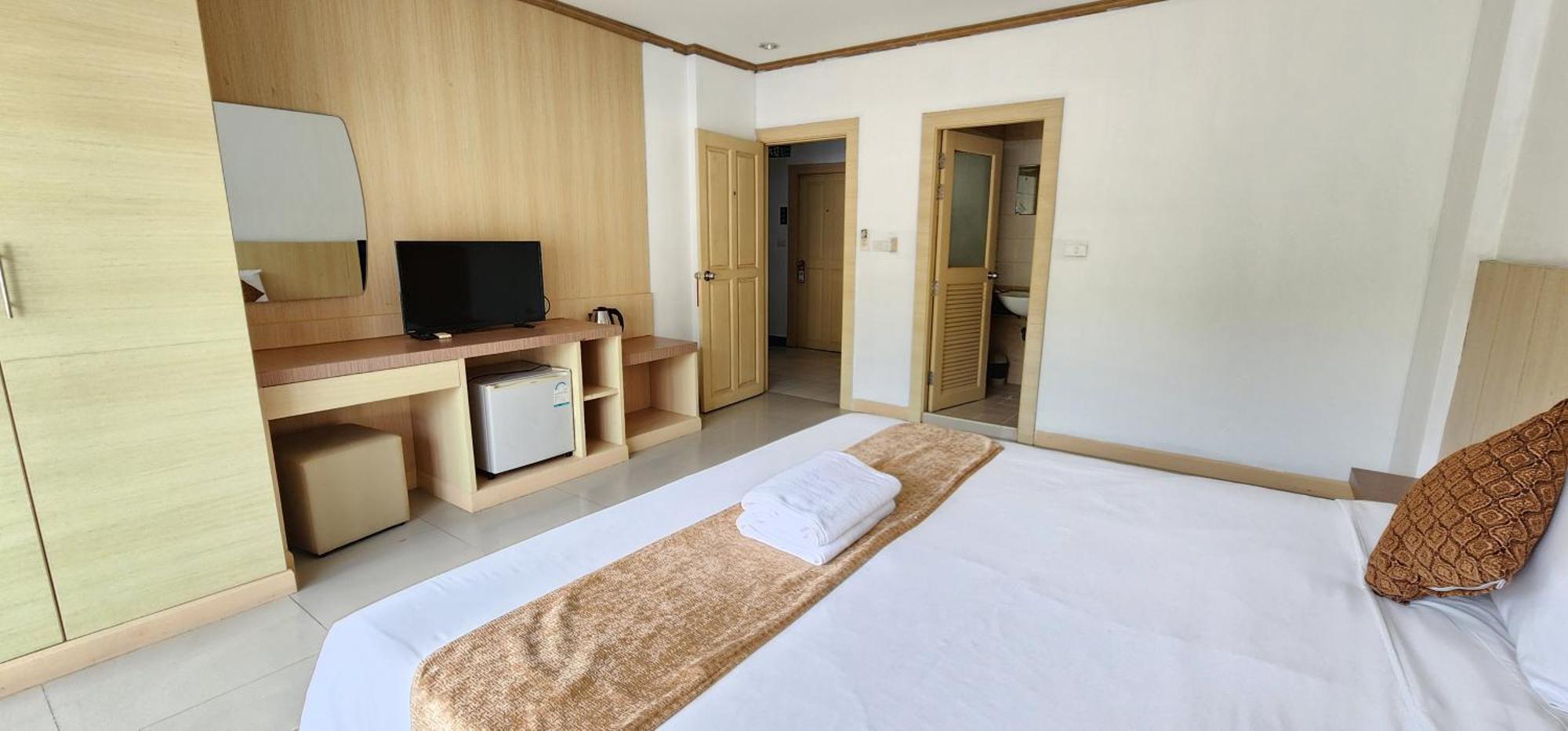 Eden Park Hotel Patong Buitenkant foto