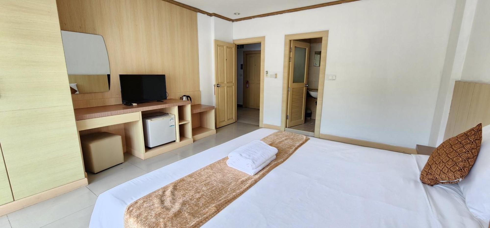 Eden Park Hotel Patong Buitenkant foto