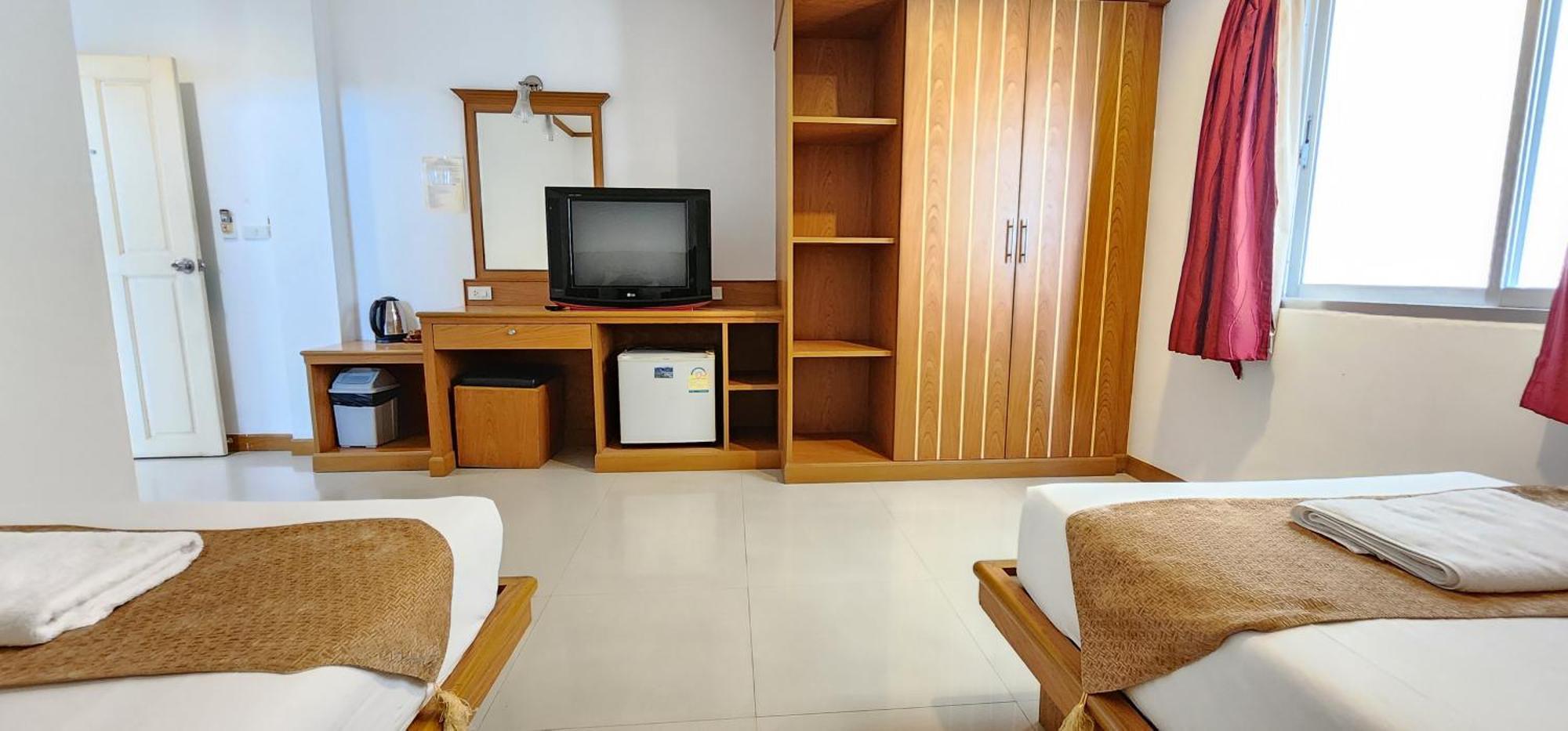 Eden Park Hotel Patong Buitenkant foto