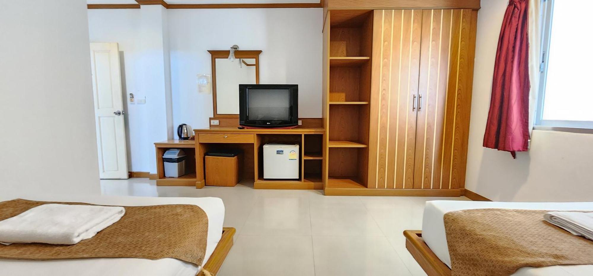 Eden Park Hotel Patong Buitenkant foto