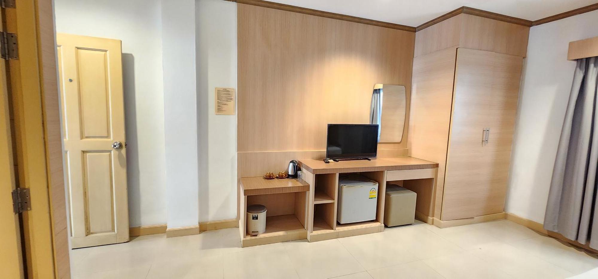 Eden Park Hotel Patong Buitenkant foto