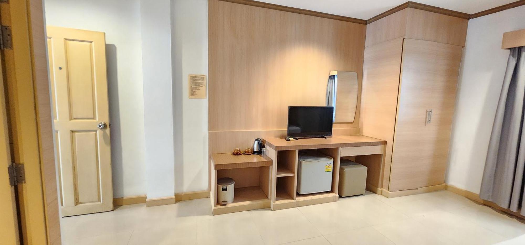 Eden Park Hotel Patong Buitenkant foto