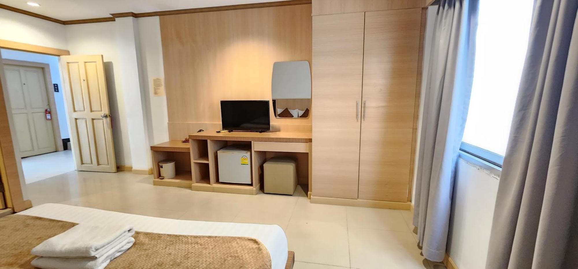 Eden Park Hotel Patong Buitenkant foto